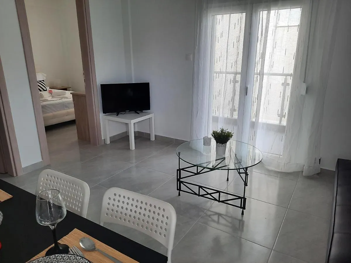 By The Sea Apartment Peraia